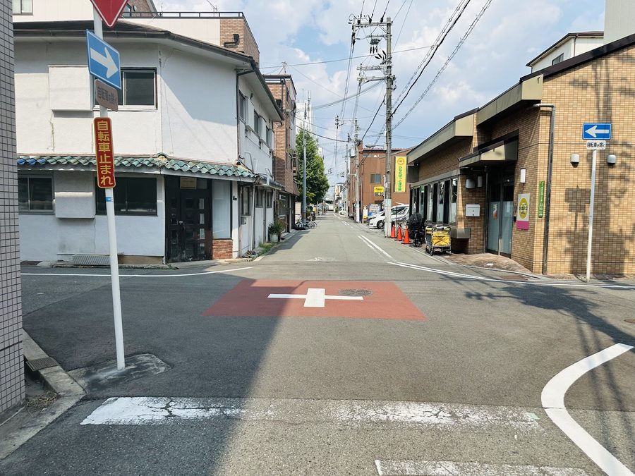 道順①クリニック前の交差点を直進